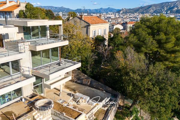 Dpt Bouches du Rhône (13), à vendre MARSEILLE 8EME ARRONDISSEMENT Villa moderne T5 de 250m² - Terrain de 700m² Vue panoramique - Quartier du Carré d'OR - Haut de Périer