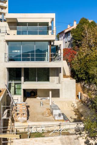 Dpt Bouches du Rhône (13), à vendre MARSEILLE 8EME ARRONDISSEMENT Villa moderne T5 de 250m² - Terrain de 700m² Vue panoramique - Quartier du Carré d'OR - Haut de Périer