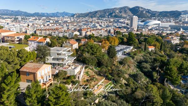 Dpt Bouches du Rhône (13), à vendre MARSEILLE 8EME ARRONDISSEMENT Villa moderne T5 de 250m² - Terrain de 700m² Vue panoramique - Quartier du Carré d'OR - Haut de Périer