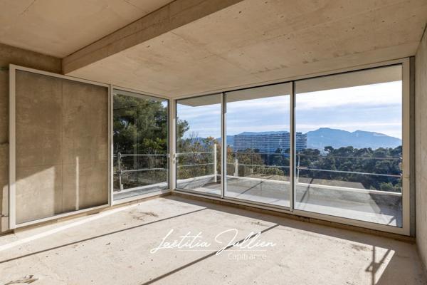 Dpt Bouches du Rhône (13), à vendre MARSEILLE 8EME ARRONDISSEMENT Villa moderne T5 de 250m² - Terrain de 700m² Vue panoramique - Quartier du Carré d'OR - Haut de Périer