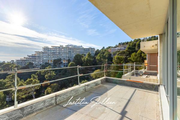 Dpt Bouches du Rhône (13), à vendre MARSEILLE 8EME ARRONDISSEMENT Villa moderne T5 de 250m² - Terrain de 700m² Vue panoramique - Quartier du Carré d'OR - Haut de Périer