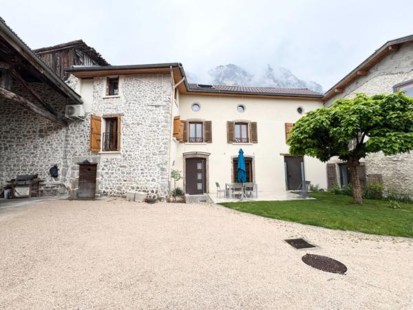 Maison en pierre, dans le vieux-village de Crolles de 137 m² avec jardin de 350 m²