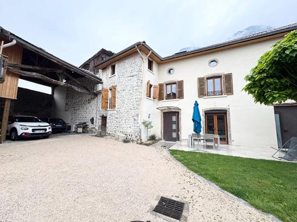 Maison en pierre, dans le vieux-village de Crolles de 137 m² avec jardin de 350 m²