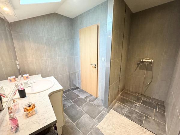 Maison en pierre, dans le vieux-village de Crolles de 137 m² avec jardin de 350 m²