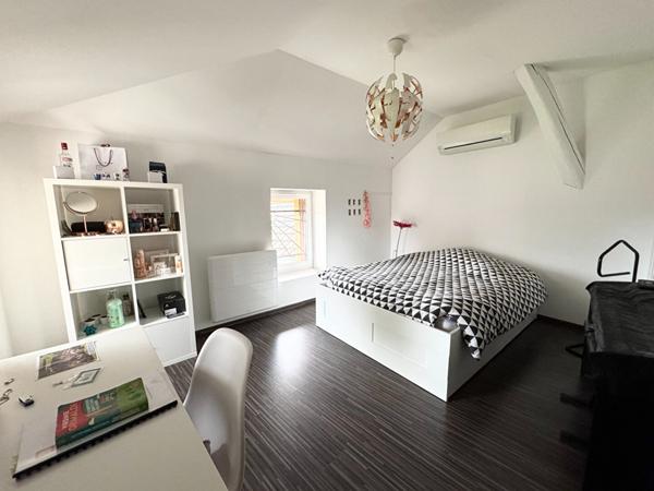 Maison en pierre, dans le vieux-village de Crolles de 137 m² avec jardin de 350 m²