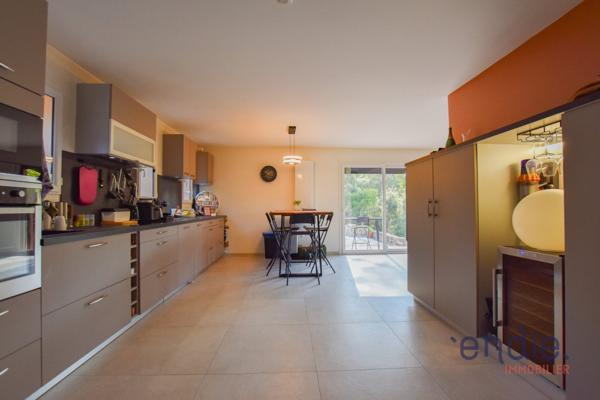 LORGUES grande villa 6 chambres sur 3828 m² avec piscine et vue