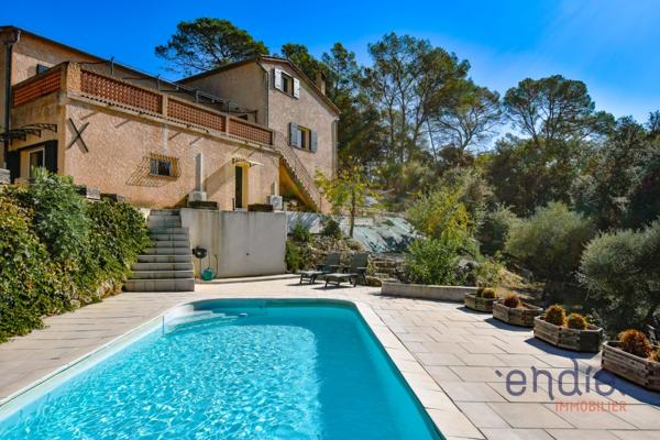 LORGUES grande villa 6 chambres sur 3828 m² avec piscine et vue