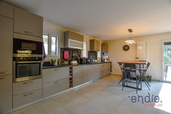 LORGUES grande villa 6 chambres sur 3828 m² avec piscine et vue