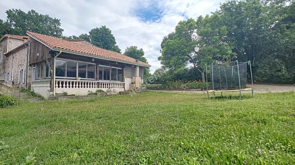 A vendre, à Pompiey, jolie maison en pierre avec un appartement, un parc clôturé, un puit et des dépendances de 110m².