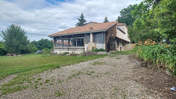 A vendre, à Pompiey, jolie maison en pierre avec un appartement, un parc clôturé, un puit et des dépendances de 110m².