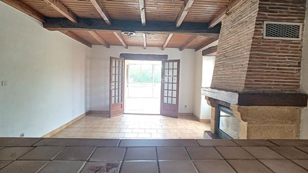 A vendre, à Pompiey, jolie maison en pierre avec un appartement, un parc clôturé, un puit et des dépendances de 110m².