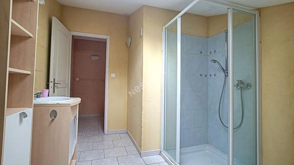 A vendre, à Pompiey, jolie maison en pierre avec un appartement, un parc clôturé, un puit et des dépendances de 110m².