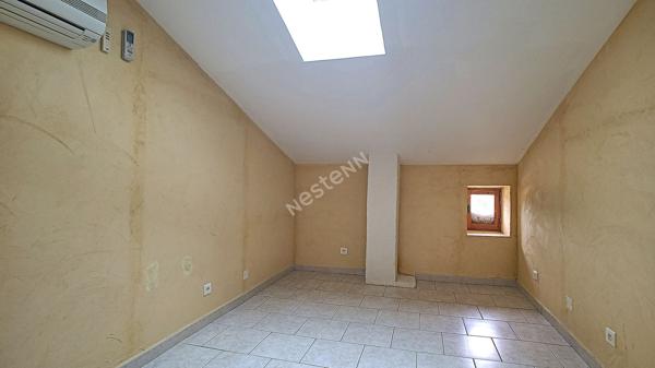 A vendre, à Pompiey, jolie maison en pierre avec un appartement, un parc clôturé, un puit et des dépendances de 110m².