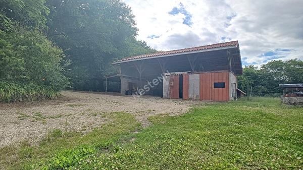A vendre, à Pompiey, jolie maison en pierre avec un appartement, un parc clôturé, un puit et des dépendances de 110m².