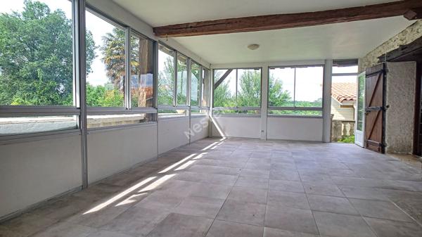 A vendre, à Pompiey, jolie maison en pierre avec un appartement, un parc clôturé, un puit et des dépendances de 110m².