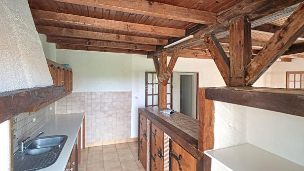 A vendre, à Pompiey, jolie maison en pierre avec un appartement, un parc clôturé, un puit et des dépendances de 110m².