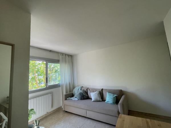 Draguignan (83300) À louer à Draguignan : studio meublé de 23m² avec place de parking en sous-sol.