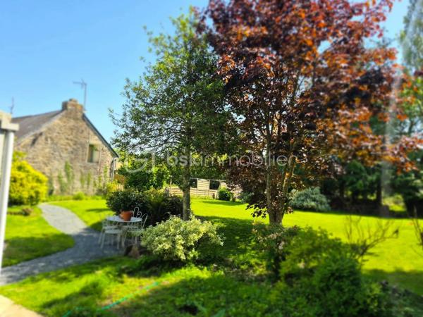 Si vous recherchez l'authenticité de la pierre, du caractère et de l'espace pour toute la famille, cette maison d'environ 98 m² (hors véranda) saura vous séduire. A quelques minutes de Bricquebec, cette maison de caractère avec ses poutres apparentes et ses volumes chaleureux est implantée sur une magnifique parcelle close et arborée de plus de 1 500 m².

​🛋️ Le rez-de-chaussée : De la lumière et du caractère. 🌞

L'accueil se fait par une agréable et lumineuse véranda qui sert d'entrée à la maison. Elle s'ouvre ensuite sur une belle pièce de vie de plus de 30 m² où le salon, réchauffé par une authentique cheminée avec insert, côtoie l'espace salle à manger. Une superbe poutre en bois brut vient rythmer cet espace sans le cloisonner.
La cuisine aménagée s'ouvre sur le séjour via un comptoir en bois très convivial, idéal pour déjeuner sur le pouce, et se prolonge par une arrière-cuisine (cellier) bien pratique.
Ce niveau propose également une suite avec sa chambre (bénéficiant d'une porte-fenêtre sur le jardin) et sa salle de bain privative avec baignoire et WC.

​🛌 L’étage : Le charme des boiseries et le coin nuit

L’escalier en bois dessert trois chambres mansardées au caractère authentique rehaussé par des poutres apparentes. L'une d'entre elles est idéale pour un espace bureau ou télétravail. Cet espace de nuit, fonctionnel, nécessite un petit rafraîchissement (peintures, papiers peints) pour révéler tout son potentiel et être mis à votre goût. Pour le confort de la famille au quotidien, ce niveau dispose d'une salle de douche et de deux WC.

​🌳 Les extérieurs et annexes : un vrai coup de cœur. 🧡

Le grand jardin accueille une terrasse d'environ 20 m² avec son barbecue fixe, prête pour les repas d'été.

✨ Le véritable atout caché ? Une superbe dépendance en pierre, déjà raccordée en eau et en électricité. Bien qu'elle nécessite une rénovation totale, elle offre un potentiel incroyable : futur gîte, atelier d'artiste ou studio d'invités.

Un cabanon de jardin fonctionnel (avec électricité et chauffage d'appoint) complètent le tout.