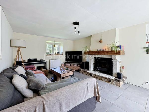 Si vous recherchez l'authenticité de la pierre, du caractère et de l'espace pour toute la famille, cette maison d'environ 98 m² (hors véranda) saura vous séduire. A quelques minutes de Bricquebec, cette maison de caractère avec ses poutres apparentes et ses volumes chaleureux est implantée sur une magnifique parcelle close et arborée de plus de 1 500 m².

​🛋️ Le rez-de-chaussée : De la lumière et du caractère. 🌞

L'accueil se fait par une agréable et lumineuse véranda qui sert d'entrée à la maison. Elle s'ouvre ensuite sur une belle pièce de vie de plus de 30 m² où le salon, réchauffé par une authentique cheminée avec insert, côtoie l'espace salle à manger. Une superbe poutre en bois brut vient rythmer cet espace sans le cloisonner.
La cuisine aménagée s'ouvre sur le séjour via un comptoir en bois très convivial, idéal pour déjeuner sur le pouce, et se prolonge par une arrière-cuisine (cellier) bien pratique.
Ce niveau propose également une suite avec sa chambre (bénéficiant d'une porte-fenêtre sur le jardin) et sa salle de bain privative avec baignoire et WC.

​🛌 L’étage : Le charme des boiseries et le coin nuit

L’escalier en bois dessert trois chambres mansardées au caractère authentique rehaussé par des poutres apparentes. L'une d'entre elles est idéale pour un espace bureau ou télétravail. Cet espace de nuit, fonctionnel, nécessite un petit rafraîchissement (peintures, papiers peints) pour révéler tout son potentiel et être mis à votre goût. Pour le confort de la famille au quotidien, ce niveau dispose d'une salle de douche et de deux WC.

​🌳 Les extérieurs et annexes : un vrai coup de cœur. 🧡

Le grand jardin accueille une terrasse d'environ 20 m² avec son barbecue fixe, prête pour les repas d'été.

✨ Le véritable atout caché ? Une superbe dépendance en pierre, déjà raccordée en eau et en électricité. Bien qu'elle nécessite une rénovation totale, elle offre un potentiel incroyable : futur gîte, atelier d'artiste ou studio d'invités.

Un cabanon de jardin fonctionnel (avec électricité et chauffage d'appoint) complètent le tout.