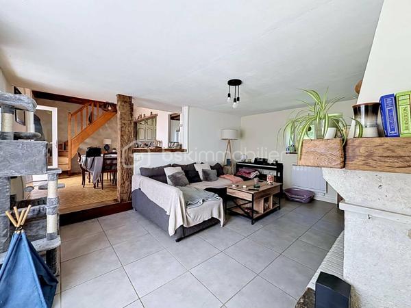 Si vous recherchez l'authenticité de la pierre, du caractère et de l'espace pour toute la famille, cette maison d'environ 98 m² (hors véranda) saura vous séduire. A quelques minutes de Bricquebec, cette maison de caractère avec ses poutres apparentes et ses volumes chaleureux est implantée sur une magnifique parcelle close et arborée de plus de 1 500 m².

​🛋️ Le rez-de-chaussée : De la lumière et du caractère. 🌞

L'accueil se fait par une agréable et lumineuse véranda qui sert d'entrée à la maison. Elle s'ouvre ensuite sur une belle pièce de vie de plus de 30 m² où le salon, réchauffé par une authentique cheminée avec insert, côtoie l'espace salle à manger. Une superbe poutre en bois brut vient rythmer cet espace sans le cloisonner.
La cuisine aménagée s'ouvre sur le séjour via un comptoir en bois très convivial, idéal pour déjeuner sur le pouce, et se prolonge par une arrière-cuisine (cellier) bien pratique.
Ce niveau propose également une suite avec sa chambre (bénéficiant d'une porte-fenêtre sur le jardin) et sa salle de bain privative avec baignoire et WC.

​🛌 L’étage : Le charme des boiseries et le coin nuit

L’escalier en bois dessert trois chambres mansardées au caractère authentique rehaussé par des poutres apparentes. L'une d'entre elles est idéale pour un espace bureau ou télétravail. Cet espace de nuit, fonctionnel, nécessite un petit rafraîchissement (peintures, papiers peints) pour révéler tout son potentiel et être mis à votre goût. Pour le confort de la famille au quotidien, ce niveau dispose d'une salle de douche et de deux WC.

​🌳 Les extérieurs et annexes : un vrai coup de cœur. 🧡

Le grand jardin accueille une terrasse d'environ 20 m² avec son barbecue fixe, prête pour les repas d'été.

✨ Le véritable atout caché ? Une superbe dépendance en pierre, déjà raccordée en eau et en électricité. Bien qu'elle nécessite une rénovation totale, elle offre un potentiel incroyable : futur gîte, atelier d'artiste ou studio d'invités.

Un cabanon de jardin fonctionnel (avec électricité et chauffage d'appoint) complètent le tout.