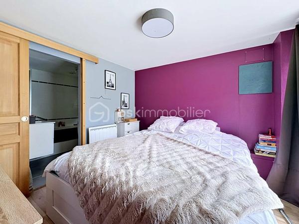 Si vous recherchez l'authenticité de la pierre, du caractère et de l'espace pour toute la famille, cette maison d'environ 98 m² (hors véranda) saura vous séduire. A quelques minutes de Bricquebec, cette maison de caractère avec ses poutres apparentes et ses volumes chaleureux est implantée sur une magnifique parcelle close et arborée de plus de 1 500 m².

​🛋️ Le rez-de-chaussée : De la lumière et du caractère. 🌞

L'accueil se fait par une agréable et lumineuse véranda qui sert d'entrée à la maison. Elle s'ouvre ensuite sur une belle pièce de vie de plus de 30 m² où le salon, réchauffé par une authentique cheminée avec insert, côtoie l'espace salle à manger. Une superbe poutre en bois brut vient rythmer cet espace sans le cloisonner.
La cuisine aménagée s'ouvre sur le séjour via un comptoir en bois très convivial, idéal pour déjeuner sur le pouce, et se prolonge par une arrière-cuisine (cellier) bien pratique.
Ce niveau propose également une suite avec sa chambre (bénéficiant d'une porte-fenêtre sur le jardin) et sa salle de bain privative avec baignoire et WC.

​🛌 L’étage : Le charme des boiseries et le coin nuit

L’escalier en bois dessert trois chambres mansardées au caractère authentique rehaussé par des poutres apparentes. L'une d'entre elles est idéale pour un espace bureau ou télétravail. Cet espace de nuit, fonctionnel, nécessite un petit rafraîchissement (peintures, papiers peints) pour révéler tout son potentiel et être mis à votre goût. Pour le confort de la famille au quotidien, ce niveau dispose d'une salle de douche et de deux WC.

​🌳 Les extérieurs et annexes : un vrai coup de cœur. 🧡

Le grand jardin accueille une terrasse d'environ 20 m² avec son barbecue fixe, prête pour les repas d'été.

✨ Le véritable atout caché ? Une superbe dépendance en pierre, déjà raccordée en eau et en électricité. Bien qu'elle nécessite une rénovation totale, elle offre un potentiel incroyable : futur gîte, atelier d'artiste ou studio d'invités.

Un cabanon de jardin fonctionnel (avec électricité et chauffage d'appoint) complètent le tout.
