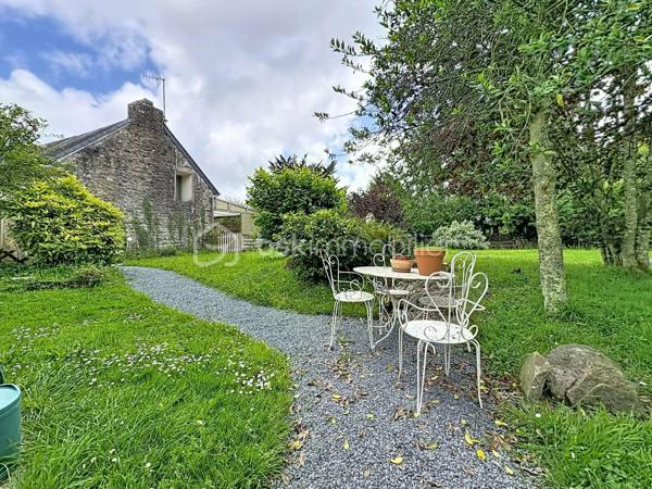 Si vous recherchez l'authenticité de la pierre, du caractère et de l'espace pour toute la famille, cette maison d'environ 98 m² (hors véranda) saura vous séduire. A quelques minutes de Bricquebec, cette maison de caractère avec ses poutres apparentes et ses volumes chaleureux est implantée sur une magnifique parcelle close et arborée de plus de 1 500 m².

​🛋️ Le rez-de-chaussée : De la lumière et du caractère. 🌞

L'accueil se fait par une agréable et lumineuse véranda qui sert d'entrée à la maison. Elle s'ouvre ensuite sur une belle pièce de vie de plus de 30 m² où le salon, réchauffé par une authentique cheminée avec insert, côtoie l'espace salle à manger. Une superbe poutre en bois brut vient rythmer cet espace sans le cloisonner.
La cuisine aménagée s'ouvre sur le séjour via un comptoir en bois très convivial, idéal pour déjeuner sur le pouce, et se prolonge par une arrière-cuisine (cellier) bien pratique.
Ce niveau propose également une suite avec sa chambre (bénéficiant d'une porte-fenêtre sur le jardin) et sa salle de bain privative avec baignoire et WC.

​🛌 L’étage : Le charme des boiseries et le coin nuit

L’escalier en bois dessert trois chambres mansardées au caractère authentique rehaussé par des poutres apparentes. L'une d'entre elles est idéale pour un espace bureau ou télétravail. Cet espace de nuit, fonctionnel, nécessite un petit rafraîchissement (peintures, papiers peints) pour révéler tout son potentiel et être mis à votre goût. Pour le confort de la famille au quotidien, ce niveau dispose d'une salle de douche et de deux WC.

​🌳 Les extérieurs et annexes : un vrai coup de cœur. 🧡

Le grand jardin accueille une terrasse d'environ 20 m² avec son barbecue fixe, prête pour les repas d'été.

✨ Le véritable atout caché ? Une superbe dépendance en pierre, déjà raccordée en eau et en électricité. Bien qu'elle nécessite une rénovation totale, elle offre un potentiel incroyable : futur gîte, atelier d'artiste ou studio d'invités.

Un cabanon de jardin fonctionnel (avec électricité et chauffage d'appoint) complètent le tout.