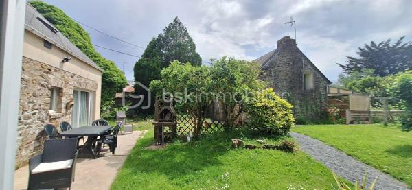 Si vous recherchez l'authenticité de la pierre, du caractère et de l'espace pour toute la famille, cette maison d'environ 98 m² (hors véranda) saura vous séduire. A quelques minutes de Bricquebec, cette maison de caractère avec ses poutres apparentes et ses volumes chaleureux est implantée sur une magnifique parcelle close et arborée de plus de 1 500 m².

​🛋️ Le rez-de-chaussée : De la lumière et du caractère. 🌞

L'accueil se fait par une agréable et lumineuse véranda qui sert d'entrée à la maison. Elle s'ouvre ensuite sur une belle pièce de vie de plus de 30 m² où le salon, réchauffé par une authentique cheminée avec insert, côtoie l'espace salle à manger. Une superbe poutre en bois brut vient rythmer cet espace sans le cloisonner.
La cuisine aménagée s'ouvre sur le séjour via un comptoir en bois très convivial, idéal pour déjeuner sur le pouce, et se prolonge par une arrière-cuisine (cellier) bien pratique.
Ce niveau propose également une suite avec sa chambre (bénéficiant d'une porte-fenêtre sur le jardin) et sa salle de bain privative avec baignoire et WC.

​🛌 L’étage : Le charme des boiseries et le coin nuit

L’escalier en bois dessert trois chambres mansardées au caractère authentique rehaussé par des poutres apparentes. L'une d'entre elles est idéale pour un espace bureau ou télétravail. Cet espace de nuit, fonctionnel, nécessite un petit rafraîchissement (peintures, papiers peints) pour révéler tout son potentiel et être mis à votre goût. Pour le confort de la famille au quotidien, ce niveau dispose d'une salle de douche et de deux WC.

​🌳 Les extérieurs et annexes : un vrai coup de cœur. 🧡

Le grand jardin accueille une terrasse d'environ 20 m² avec son barbecue fixe, prête pour les repas d'été.

✨ Le véritable atout caché ? Une superbe dépendance en pierre, déjà raccordée en eau et en électricité. Bien qu'elle nécessite une rénovation totale, elle offre un potentiel incroyable : futur gîte, atelier d'artiste ou studio d'invités.

Un cabanon de jardin fonctionnel (avec électricité et chauffage d'appoint) complètent le tout.