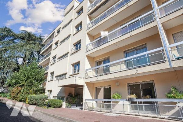 APPARTEMENT FAMILIAL TRAVERSANT LUMINEUX