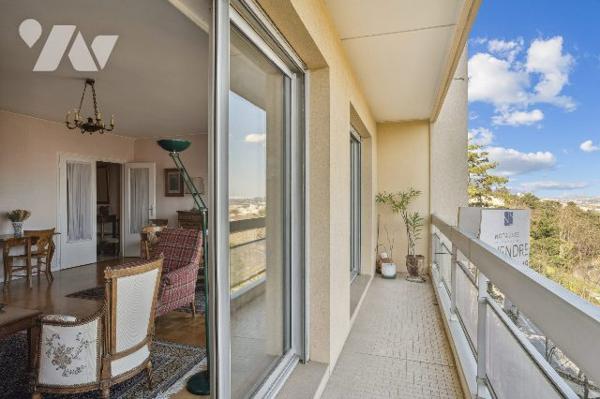 APPARTEMENT FAMILIAL TRAVERSANT LUMINEUX