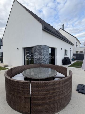 Pavillon individuel récent de 115 m² construit sur une parcelle de 413m². 

 Venez découvrir en exclusivité sur Vers-sur-Selle, ce pavillon individuel de 2022, composé au RDC d’une pièce à vivre de 37m², une cuisine ouverte (sous garantie) et entièrement équipée de 12m² avec plan de travail en granit, une buanderie ainsi qu’un bureau. 

Chauffage au sol au RDC.   Garage avec porte de garage motorisée. 
  A l'étage, 3 chambres allant de 10m² à 16m², un palier ainsi qu'une salle de bain avec baignoire. 

Deux WC séparés en RDC et à l’étage.  

Taxe foncière : 610 euros, tout à l'égout, adoucisseur d’eau, chauffage au gaz, terrasse en béton, double vitrage, volets et chauffage gérables à distance à installer avec TYDOM. Jardin entièrement clôturé. 

Maison sous garantie décennale. Secteur très calme et recherché (proche CHU) 
 Épicerie et écoles (maternelle et primaire), réseau de bus Ametis - Ligne 9   

A DECOUVRIR SANS TARDER !!!
