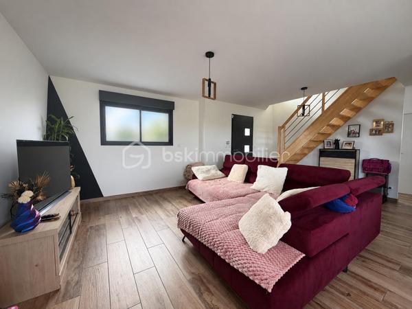 Pavillon individuel récent de 115 m² construit sur une parcelle de 413m². 

 Venez découvrir en exclusivité sur Vers-sur-Selle, ce pavillon individuel de 2022, composé au RDC d’une pièce à vivre de 37m², une cuisine ouverte (sous garantie) et entièrement équipée de 12m² avec plan de travail en granit, une buanderie ainsi qu’un bureau. 

Chauffage au sol au RDC.   Garage avec porte de garage motorisée. 
  A l'étage, 3 chambres allant de 10m² à 16m², un palier ainsi qu'une salle de bain avec baignoire. 

Deux WC séparés en RDC et à l’étage.  

Taxe foncière : 610 euros, tout à l'égout, adoucisseur d’eau, chauffage au gaz, terrasse en béton, double vitrage, volets et chauffage gérables à distance à installer avec TYDOM. Jardin entièrement clôturé. 

Maison sous garantie décennale. Secteur très calme et recherché (proche CHU) 
 Épicerie et écoles (maternelle et primaire), réseau de bus Ametis - Ligne 9   

A DECOUVRIR SANS TARDER !!!