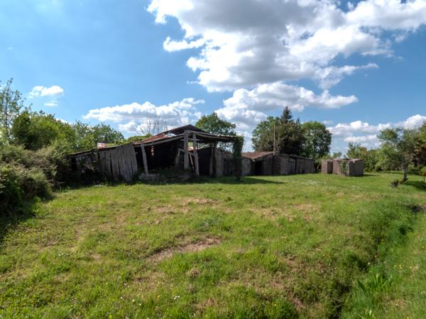 Saint-Vincent-sur-Graon (85540) Terrain à batir de 1028 m² avec dépendances