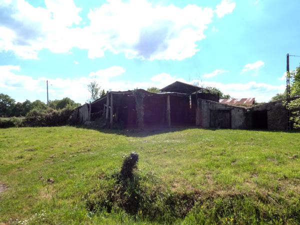 Saint-Vincent-sur-Graon (85540) Terrain à batir de 1028 m² avec dépendances