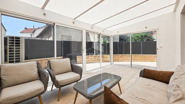 Montreuil Maison 4 pièces 90 m2 avec terrasse, véranda, box et remise