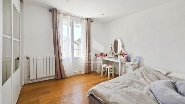 Montreuil Maison 4 pièces 90 m2 avec terrasse, véranda, box et remise