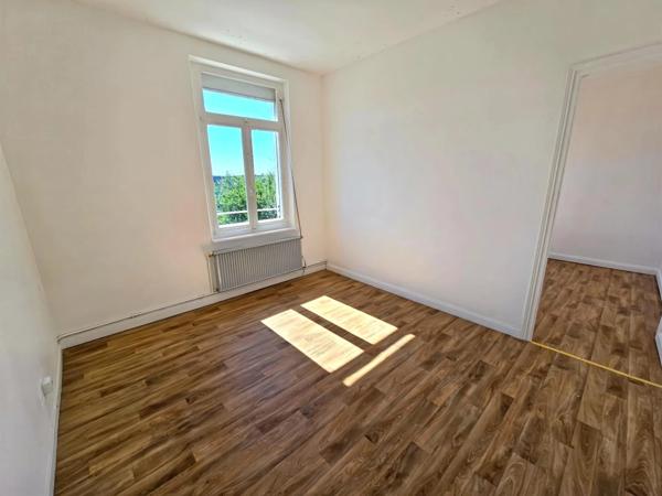 HIRSON (02) - 🏡 Vente maison semi-individuelle, avec 3 chambres 🛏️🛏️🛏️, cour 🚗 et jardin ☘️