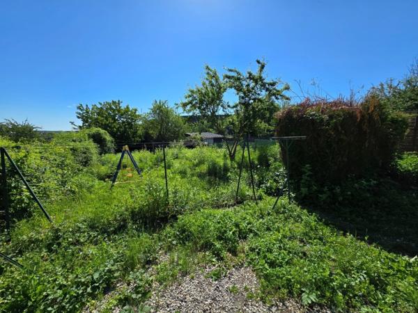 HIRSON (02) - 🏡 Vente maison semi-individuelle, avec 3 chambres 🛏️🛏️🛏️, cour 🚗 et jardin ☘️
