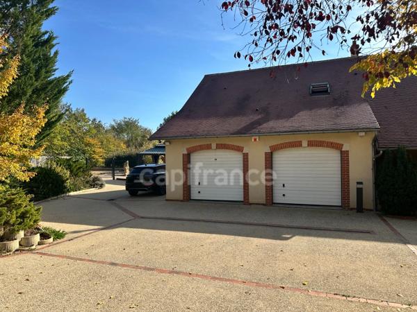 Maison à vendre CHAMPS SUR YONNE (89) Magnifique propriété de 272 m² 6 Chambres Piscine Terrain de 4800 m2