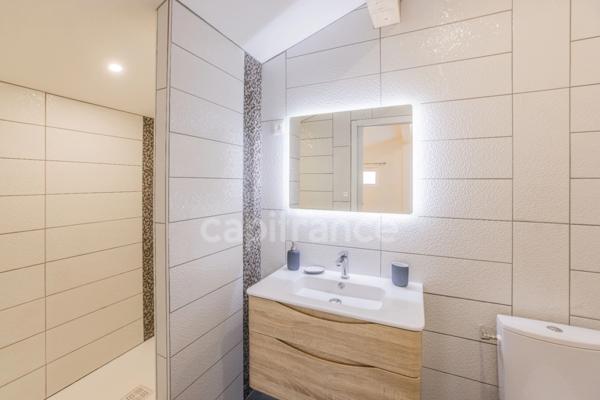 Dpt Charente Maritime (17), à vendre SAINT GEORGES DE DIDONNE appartement T4/T5 de plain pied - Jardin - Terrasse