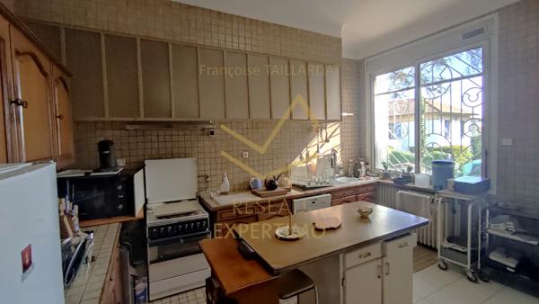 Châteaurenard (13160) Maison familiale - 4 à 5 chambres - 2 Garages - Atelier - buanderie - Proximité commerces et école