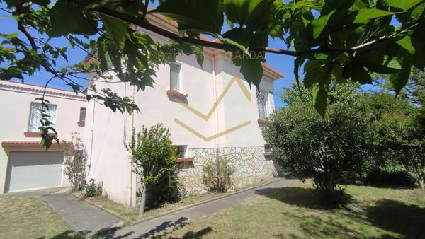 Châteaurenard (13160) Maison familiale - 4 à 5 chambres - 2 Garages - Atelier - buanderie - Proximité commerces et école