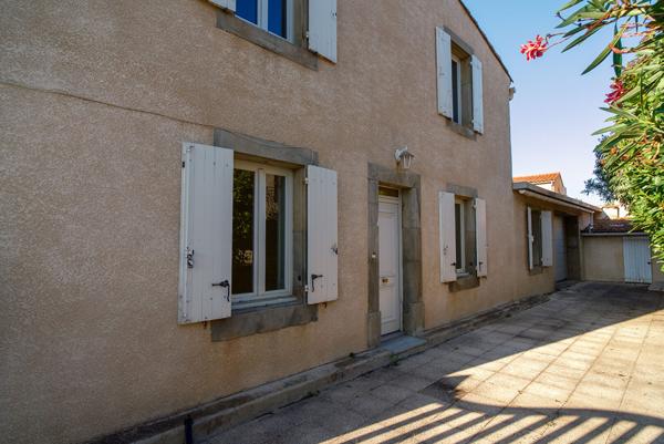CARCASSONNE – VILLEGAILHENC Maison T6 325m² (179m²) avec cour, patio, terrasse 2 vastes garages
