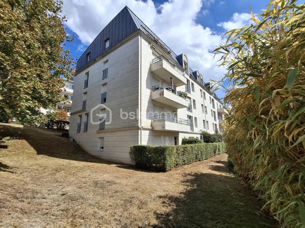 Découvrez ce superbe appartement de 100 m², idéalement situé à Rouen, dans le très recherché secteur Préfecture, à deux pas de la Faculté de droit, des quais de Seine, des transports et de toutes les commodités, au 2ème étage de la Résidence KAUFAMN & BROAD  ST ROCH édifiée en 1999.  Le centre-ville, la place du Vieux Marché et la gare SNCF sont accessibles en moins de 10 minutes à pied. 

Situé dans un environnement très verdoyant, calme et agréable, cet appartement lumineux offre de beaux volumes et une superbe vue sur l’arrière de la Préfecture. Il comprend : 
- une entrée avec placards
- un beau couloir
- une grande pièce de vie salle-salon baignée de lumière grâce à ses ouvertures côté Sud et Sud-Ouest
- une cuisine séparée aménagée et entièrement équipée 
- 2 chambres 
- 2 salles de douche 
- 1 cellier en face de la cuisine
- WC séparé.

Un balcon de 6 m² vient compléter l'ensemble, parfait pour profiter des beaux jours et admirer l’arrière de ce monument historique - l’ancien Hôtel Dieu, transformé aujourd’hui en Préfecture. 

Vous bénéficierez également d'une cave privative en sous-sol accessible par ascenseur et d'un box parking fermé sécurisé.

Possibilité de créer facilement une 3ème chambre selon vos besoins.

Les atouts de ce bien : 
-	Secteur très recherché Proximité immédiate transports et commerces Faculté de droit à pied 
-	Appartement lumineux 
-	Beaux volumes 
-	Dépendances très intéressantes = Box parking fermé, cave et balcon, 
-	Idéal résidence principale, colocation haut de gamme ou investissement patrimonial 
-	Rare sur le secteur : volumes, lumière et emplacement réunis dans une seule adresse.

Contactez-moi au 06 89 96 20 74 pour de plus amples renseignements et programmer une visite !