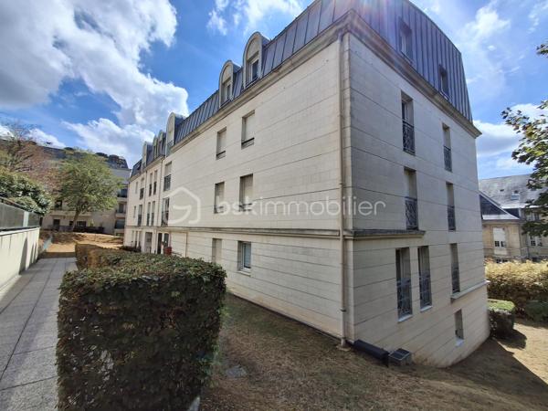 Découvrez ce superbe appartement de 100 m², idéalement situé à Rouen, dans le très recherché secteur Préfecture, à deux pas de la Faculté de droit, des quais de Seine, des transports et de toutes les commodités, au 2ème étage de la Résidence KAUFAMN & BROAD  ST ROCH édifiée en 1999.  Le centre-ville, la place du Vieux Marché et la gare SNCF sont accessibles en moins de 10 minutes à pied. 

Situé dans un environnement très verdoyant, calme et agréable, cet appartement lumineux offre de beaux volumes et une superbe vue sur l’arrière de la Préfecture. Il comprend : 
- une entrée avec placards
- un beau couloir
- une grande pièce de vie salle-salon baignée de lumière grâce à ses ouvertures côté Sud et Sud-Ouest
- une cuisine séparée aménagée et entièrement équipée 
- 2 chambres 
- 2 salles de douche 
- 1 cellier en face de la cuisine
- WC séparé.

Un balcon de 6 m² vient compléter l'ensemble, parfait pour profiter des beaux jours et admirer l’arrière de ce monument historique - l’ancien Hôtel Dieu, transformé aujourd’hui en Préfecture. 

Vous bénéficierez également d'une cave privative en sous-sol accessible par ascenseur et d'un box parking fermé sécurisé.

Possibilité de créer facilement une 3ème chambre selon vos besoins.

Les atouts de ce bien : 
-	Secteur très recherché Proximité immédiate transports et commerces Faculté de droit à pied 
-	Appartement lumineux 
-	Beaux volumes 
-	Dépendances très intéressantes = Box parking fermé, cave et balcon, 
-	Idéal résidence principale, colocation haut de gamme ou investissement patrimonial 
-	Rare sur le secteur : volumes, lumière et emplacement réunis dans une seule adresse.

Contactez-moi au 06 89 96 20 74 pour de plus amples renseignements et programmer une visite !