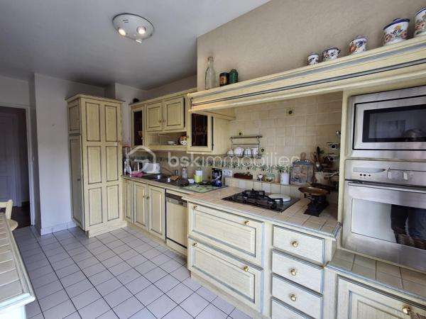 Découvrez ce superbe appartement de 100 m², idéalement situé à Rouen, dans le très recherché secteur Préfecture, à deux pas de la Faculté de droit, des quais de Seine, des transports et de toutes les commodités, au 2ème étage de la Résidence KAUFAMN & BROAD  ST ROCH édifiée en 1999.  Le centre-ville, la place du Vieux Marché et la gare SNCF sont accessibles en moins de 10 minutes à pied. 

Situé dans un environnement très verdoyant, calme et agréable, cet appartement lumineux offre de beaux volumes et une superbe vue sur l’arrière de la Préfecture. Il comprend : 
- une entrée avec placards
- un beau couloir
- une grande pièce de vie salle-salon baignée de lumière grâce à ses ouvertures côté Sud et Sud-Ouest
- une cuisine séparée aménagée et entièrement équipée 
- 2 chambres 
- 2 salles de douche 
- 1 cellier en face de la cuisine
- WC séparé.

Un balcon de 6 m² vient compléter l'ensemble, parfait pour profiter des beaux jours et admirer l’arrière de ce monument historique - l’ancien Hôtel Dieu, transformé aujourd’hui en Préfecture. 

Vous bénéficierez également d'une cave privative en sous-sol accessible par ascenseur et d'un box parking fermé sécurisé.

Possibilité de créer facilement une 3ème chambre selon vos besoins.

Les atouts de ce bien : 
-	Secteur très recherché Proximité immédiate transports et commerces Faculté de droit à pied 
-	Appartement lumineux 
-	Beaux volumes 
-	Dépendances très intéressantes = Box parking fermé, cave et balcon, 
-	Idéal résidence principale, colocation haut de gamme ou investissement patrimonial 
-	Rare sur le secteur : volumes, lumière et emplacement réunis dans une seule adresse.

Contactez-moi au 06 89 96 20 74 pour de plus amples renseignements et programmer une visite !