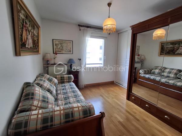 Découvrez ce superbe appartement de 100 m², idéalement situé à Rouen, dans le très recherché secteur Préfecture, à deux pas de la Faculté de droit, des quais de Seine, des transports et de toutes les commodités, au 2ème étage de la Résidence KAUFAMN & BROAD  ST ROCH édifiée en 1999.  Le centre-ville, la place du Vieux Marché et la gare SNCF sont accessibles en moins de 10 minutes à pied. 

Situé dans un environnement très verdoyant, calme et agréable, cet appartement lumineux offre de beaux volumes et une superbe vue sur l’arrière de la Préfecture. Il comprend : 
- une entrée avec placards
- un beau couloir
- une grande pièce de vie salle-salon baignée de lumière grâce à ses ouvertures côté Sud et Sud-Ouest
- une cuisine séparée aménagée et entièrement équipée 
- 2 chambres 
- 2 salles de douche 
- 1 cellier en face de la cuisine
- WC séparé.

Un balcon de 6 m² vient compléter l'ensemble, parfait pour profiter des beaux jours et admirer l’arrière de ce monument historique - l’ancien Hôtel Dieu, transformé aujourd’hui en Préfecture. 

Vous bénéficierez également d'une cave privative en sous-sol accessible par ascenseur et d'un box parking fermé sécurisé.

Possibilité de créer facilement une 3ème chambre selon vos besoins.

Les atouts de ce bien : 
-	Secteur très recherché Proximité immédiate transports et commerces Faculté de droit à pied 
-	Appartement lumineux 
-	Beaux volumes 
-	Dépendances très intéressantes = Box parking fermé, cave et balcon, 
-	Idéal résidence principale, colocation haut de gamme ou investissement patrimonial 
-	Rare sur le secteur : volumes, lumière et emplacement réunis dans une seule adresse.

Contactez-moi au 06 89 96 20 74 pour de plus amples renseignements et programmer une visite !