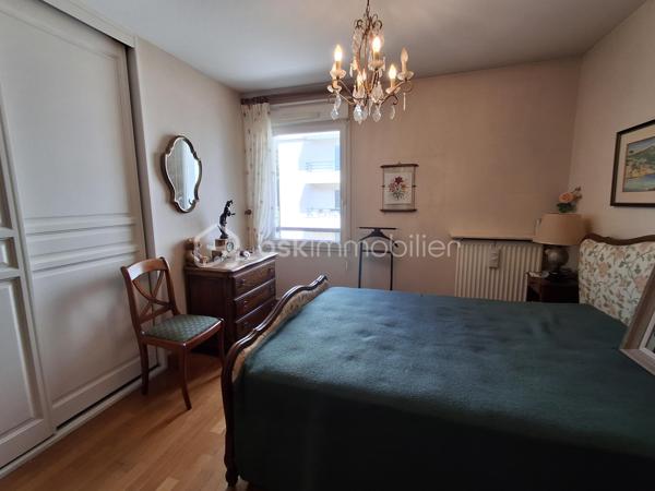 Découvrez ce superbe appartement de 100 m², idéalement situé à Rouen, dans le très recherché secteur Préfecture, à deux pas de la Faculté de droit, des quais de Seine, des transports et de toutes les commodités, au 2ème étage de la Résidence KAUFAMN & BROAD  ST ROCH édifiée en 1999.  Le centre-ville, la place du Vieux Marché et la gare SNCF sont accessibles en moins de 10 minutes à pied. 

Situé dans un environnement très verdoyant, calme et agréable, cet appartement lumineux offre de beaux volumes et une superbe vue sur l’arrière de la Préfecture. Il comprend : 
- une entrée avec placards
- un beau couloir
- une grande pièce de vie salle-salon baignée de lumière grâce à ses ouvertures côté Sud et Sud-Ouest
- une cuisine séparée aménagée et entièrement équipée 
- 2 chambres 
- 2 salles de douche 
- 1 cellier en face de la cuisine
- WC séparé.

Un balcon de 6 m² vient compléter l'ensemble, parfait pour profiter des beaux jours et admirer l’arrière de ce monument historique - l’ancien Hôtel Dieu, transformé aujourd’hui en Préfecture. 

Vous bénéficierez également d'une cave privative en sous-sol accessible par ascenseur et d'un box parking fermé sécurisé.

Possibilité de créer facilement une 3ème chambre selon vos besoins.

Les atouts de ce bien : 
-	Secteur très recherché Proximité immédiate transports et commerces Faculté de droit à pied 
-	Appartement lumineux 
-	Beaux volumes 
-	Dépendances très intéressantes = Box parking fermé, cave et balcon, 
-	Idéal résidence principale, colocation haut de gamme ou investissement patrimonial 
-	Rare sur le secteur : volumes, lumière et emplacement réunis dans une seule adresse.

Contactez-moi au 06 89 96 20 74 pour de plus amples renseignements et programmer une visite !