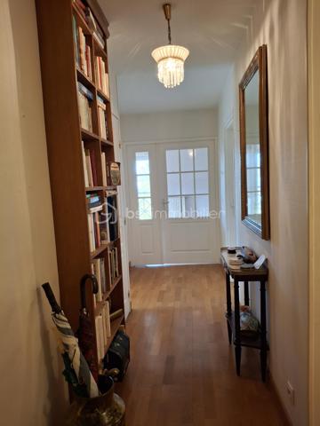 Découvrez ce superbe appartement de 100 m², idéalement situé à Rouen, dans le très recherché secteur Préfecture, à deux pas de la Faculté de droit, des quais de Seine, des transports et de toutes les commodités, au 2ème étage de la Résidence KAUFAMN & BROAD  ST ROCH édifiée en 1999.  Le centre-ville, la place du Vieux Marché et la gare SNCF sont accessibles en moins de 10 minutes à pied. 

Situé dans un environnement très verdoyant, calme et agréable, cet appartement lumineux offre de beaux volumes et une superbe vue sur l’arrière de la Préfecture. Il comprend : 
- une entrée avec placards
- un beau couloir
- une grande pièce de vie salle-salon baignée de lumière grâce à ses ouvertures côté Sud et Sud-Ouest
- une cuisine séparée aménagée et entièrement équipée 
- 2 chambres 
- 2 salles de douche 
- 1 cellier en face de la cuisine
- WC séparé.

Un balcon de 6 m² vient compléter l'ensemble, parfait pour profiter des beaux jours et admirer l’arrière de ce monument historique - l’ancien Hôtel Dieu, transformé aujourd’hui en Préfecture. 

Vous bénéficierez également d'une cave privative en sous-sol accessible par ascenseur et d'un box parking fermé sécurisé.

Possibilité de créer facilement une 3ème chambre selon vos besoins.

Les atouts de ce bien : 
-	Secteur très recherché Proximité immédiate transports et commerces Faculté de droit à pied 
-	Appartement lumineux 
-	Beaux volumes 
-	Dépendances très intéressantes = Box parking fermé, cave et balcon, 
-	Idéal résidence principale, colocation haut de gamme ou investissement patrimonial 
-	Rare sur le secteur : volumes, lumière et emplacement réunis dans une seule adresse.

Contactez-moi au 06 89 96 20 74 pour de plus amples renseignements et programmer une visite !
