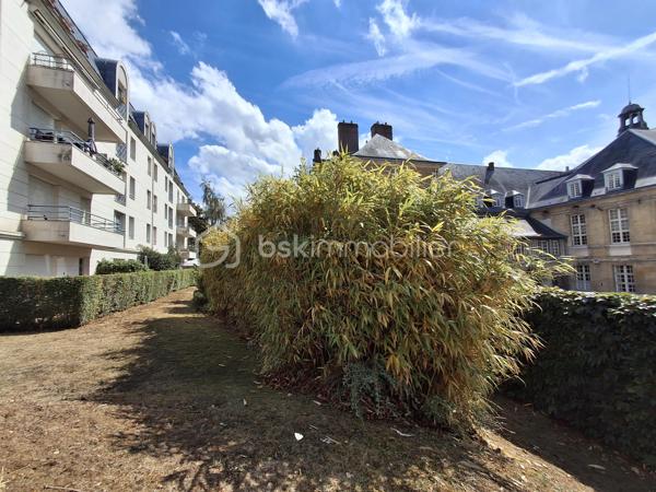 Découvrez ce superbe appartement de 100 m², idéalement situé à Rouen, dans le très recherché secteur Préfecture, à deux pas de la Faculté de droit, des quais de Seine, des transports et de toutes les commodités, au 2ème étage de la Résidence KAUFAMN & BROAD  ST ROCH édifiée en 1999.  Le centre-ville, la place du Vieux Marché et la gare SNCF sont accessibles en moins de 10 minutes à pied. 

Situé dans un environnement très verdoyant, calme et agréable, cet appartement lumineux offre de beaux volumes et une superbe vue sur l’arrière de la Préfecture. Il comprend : 
- une entrée avec placards
- un beau couloir
- une grande pièce de vie salle-salon baignée de lumière grâce à ses ouvertures côté Sud et Sud-Ouest
- une cuisine séparée aménagée et entièrement équipée 
- 2 chambres 
- 2 salles de douche 
- 1 cellier en face de la cuisine
- WC séparé.

Un balcon de 6 m² vient compléter l'ensemble, parfait pour profiter des beaux jours et admirer l’arrière de ce monument historique - l’ancien Hôtel Dieu, transformé aujourd’hui en Préfecture. 

Vous bénéficierez également d'une cave privative en sous-sol accessible par ascenseur et d'un box parking fermé sécurisé.

Possibilité de créer facilement une 3ème chambre selon vos besoins.

Les atouts de ce bien : 
-	Secteur très recherché Proximité immédiate transports et commerces Faculté de droit à pied 
-	Appartement lumineux 
-	Beaux volumes 
-	Dépendances très intéressantes = Box parking fermé, cave et balcon, 
-	Idéal résidence principale, colocation haut de gamme ou investissement patrimonial 
-	Rare sur le secteur : volumes, lumière et emplacement réunis dans une seule adresse.

Contactez-moi au 06 89 96 20 74 pour de plus amples renseignements et programmer une visite !