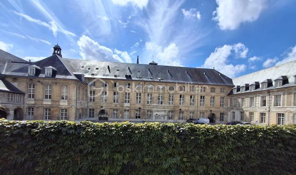 Découvrez ce superbe appartement de 100 m², idéalement situé à Rouen, dans le très recherché secteur Préfecture, à deux pas de la Faculté de droit, des quais de Seine, des transports et de toutes les commodités, au 2ème étage de la Résidence KAUFAMN & BROAD  ST ROCH édifiée en 1999.  Le centre-ville, la place du Vieux Marché et la gare SNCF sont accessibles en moins de 10 minutes à pied. 

Situé dans un environnement très verdoyant, calme et agréable, cet appartement lumineux offre de beaux volumes et une superbe vue sur l’arrière de la Préfecture. Il comprend : 
- une entrée avec placards
- un beau couloir
- une grande pièce de vie salle-salon baignée de lumière grâce à ses ouvertures côté Sud et Sud-Ouest
- une cuisine séparée aménagée et entièrement équipée 
- 2 chambres 
- 2 salles de douche 
- 1 cellier en face de la cuisine
- WC séparé.

Un balcon de 6 m² vient compléter l'ensemble, parfait pour profiter des beaux jours et admirer l’arrière de ce monument historique - l’ancien Hôtel Dieu, transformé aujourd’hui en Préfecture. 

Vous bénéficierez également d'une cave privative en sous-sol accessible par ascenseur et d'un box parking fermé sécurisé.

Possibilité de créer facilement une 3ème chambre selon vos besoins.

Les atouts de ce bien : 
-	Secteur très recherché Proximité immédiate transports et commerces Faculté de droit à pied 
-	Appartement lumineux 
-	Beaux volumes 
-	Dépendances très intéressantes = Box parking fermé, cave et balcon, 
-	Idéal résidence principale, colocation haut de gamme ou investissement patrimonial 
-	Rare sur le secteur : volumes, lumière et emplacement réunis dans une seule adresse.

Contactez-moi au 06 89 96 20 74 pour de plus amples renseignements et programmer une visite !